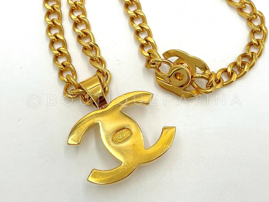 Chanel Gold CC Turnlock Long Chain Necklace Golden Metal ref.533396 - Joli  Closet