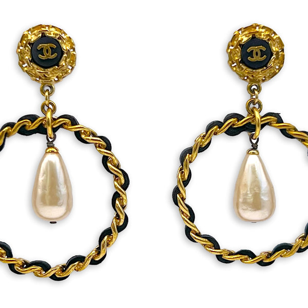 Chanel Vintage Woven Chain Collection 27 Pearl Drop Hoop Earrings – Boutique  Patina